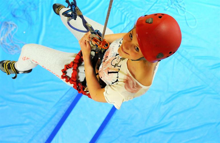 Dans les airs, Emmanuelle descendant du toit !