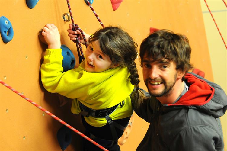 Tapant du 5b en compagnie de Romain, la joviale Suzylou !
