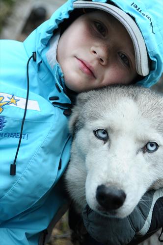 Antoine, sous sa capuche, au calin dans la fourrure de son compagnon !