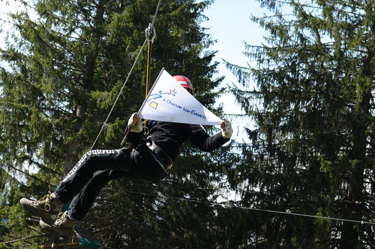 Gamin volant et masqué ! Mais qui est-ce ?