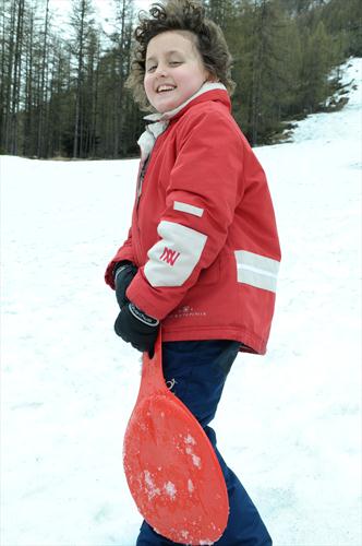 Kelly réinvente la pose "luge rouge et cheveux au vent" !
