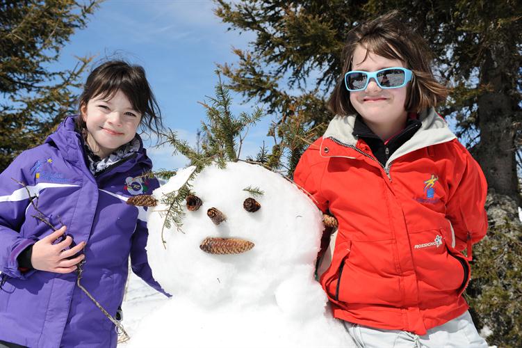 Pendant la pause, on en profite pour faire un bonhomme de neige que l