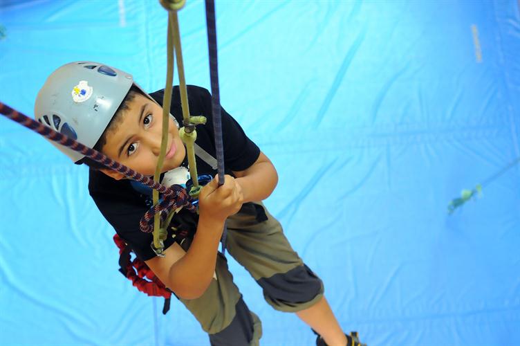 Mickaël, tout droit descendu du plafond, à plus de 12m de haut !