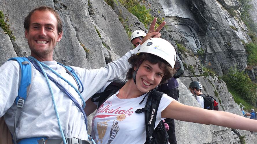 En compagnie de son guide du jour Benoit, la resplendissante Manon !