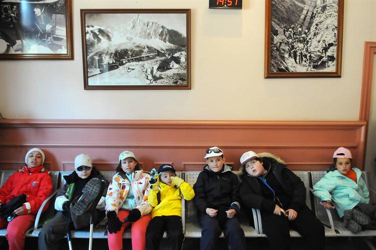 Sous les illustres pionniers de Chamonix, nous attendons le départ de train !