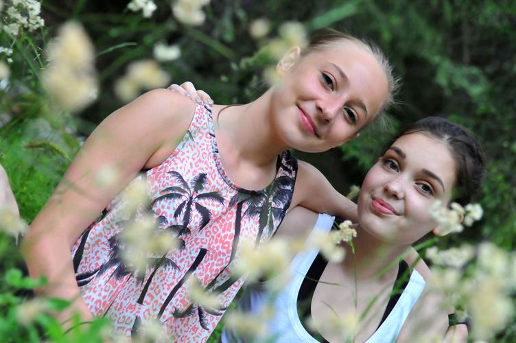 Petite pose romantique et florale pour deux jeunes filles en herbe, Estelle et Océanne !