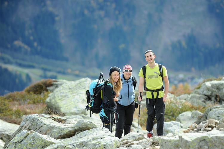 Valentin, en grand montagnard, entraînant à ses côtés deux belles plantes alpines, Marie et Marion !