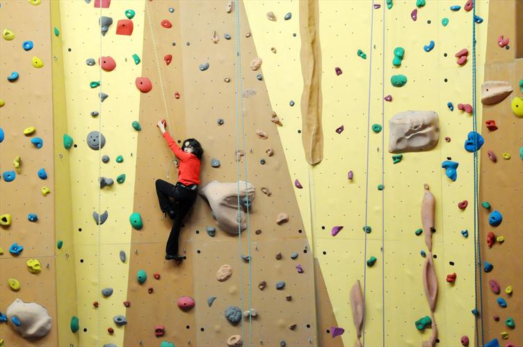 La courageuse Mathilde défiant les gigantesques murs de la salle !