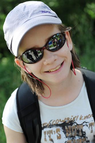 Tenue idéale contre le soleil : Lunettes + casquette!
