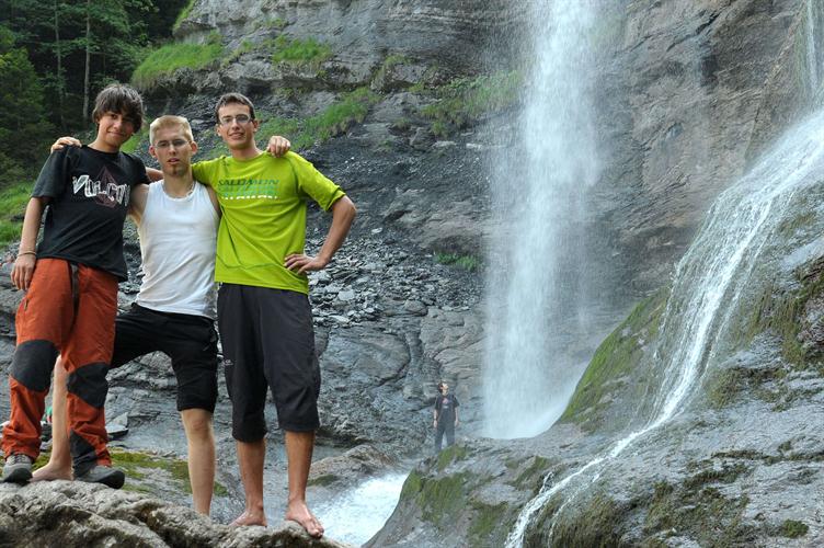 Pour fêter ça, une petite virée à la cascade de Sixt, histoire de déjeuner dans un cadre grandiose ! (Sami, Steeve et Florian)