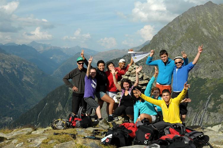 Pour fêter cette arrivée, petite photo de groupe autour du Cairn !