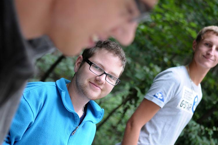 Réunion débriefing au pied de la paroi ! 3 champions: Emeric, Emilien et Quentin !