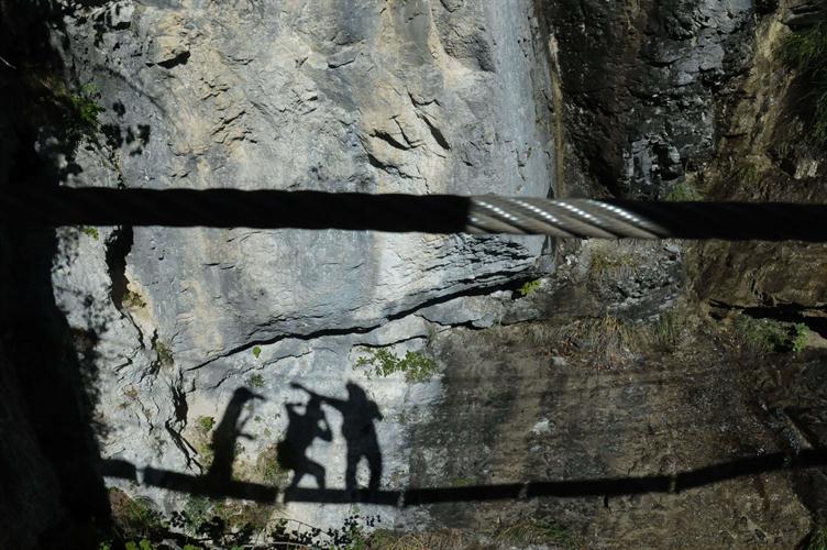 Projetés en ombres contre les parois vertigineuses, nous admirons le spectacle de nos propres exploits !