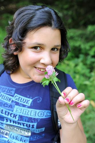Laura profite des bons parfums de la région!