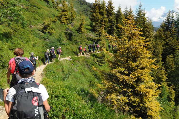 Nous surplombons la vallée de Chamonix et la pente sous nos pieds s