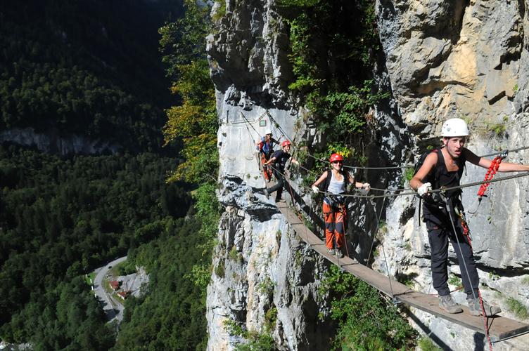 Au pont suspendu, à quelques 150m de haut, Anthony, Cindy et Thomas !