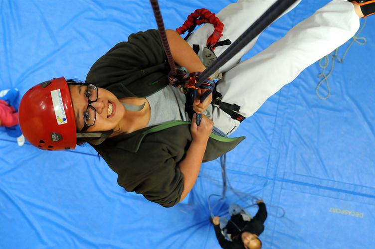 Minh-Anh en pendulaire dans les altitudes de la salle !