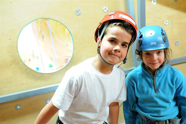 Deux potes se réconfortant avant la grande descente impressionnante, Tom et Clara !