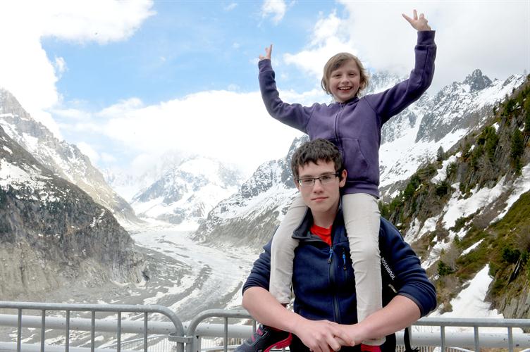 C’est à dos de Quentin que Lou-Anne est venue admirer la mer de glace !
