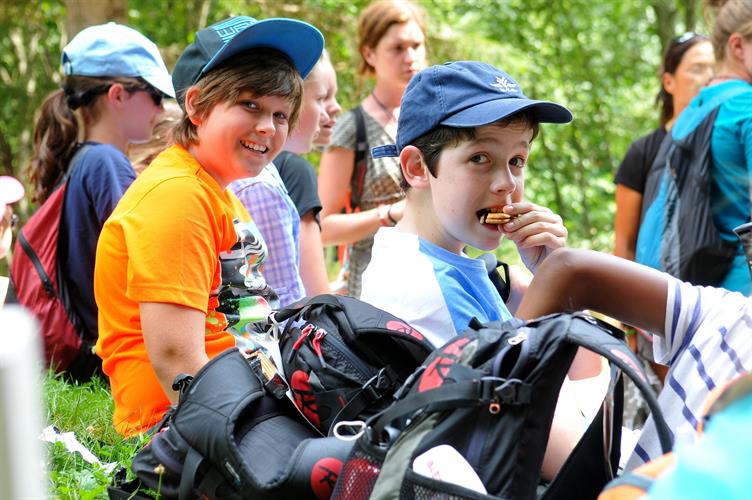 Pause gouter pour toute la bande, à deux pas des green du golf de Chamonix !
