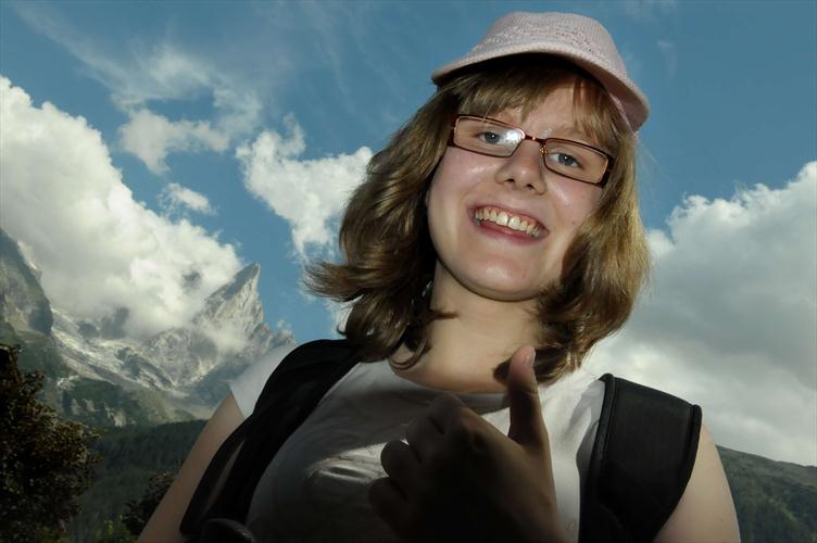 La belle et énergique Coralie posant devant les mythiques Drus !