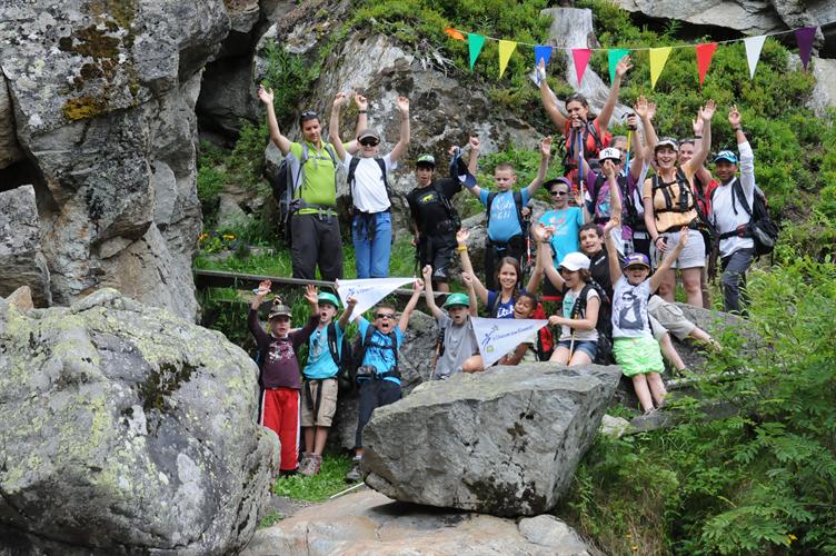 Avant de redescendre, une petite photo de groupe sur les rives du torrent !