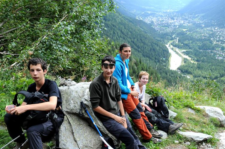 Surplombant Chamonix de plusieurs centaines de mètres, nous préparons notre arrivée imminente dans le plus beau des décors !