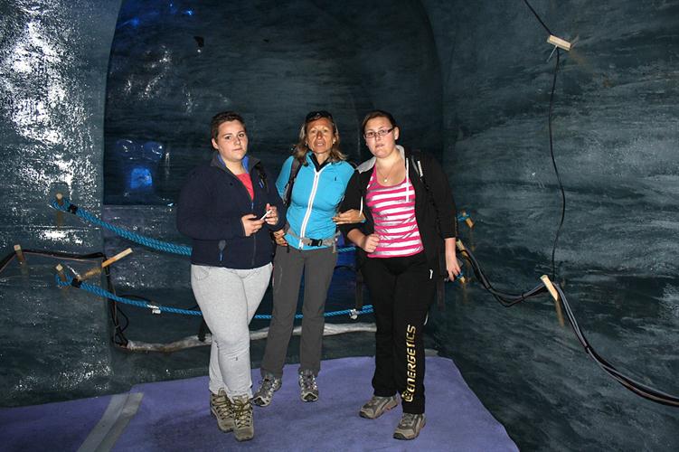 Sous le tunnel de glace, Sarah, Ludivine et Sylvie !