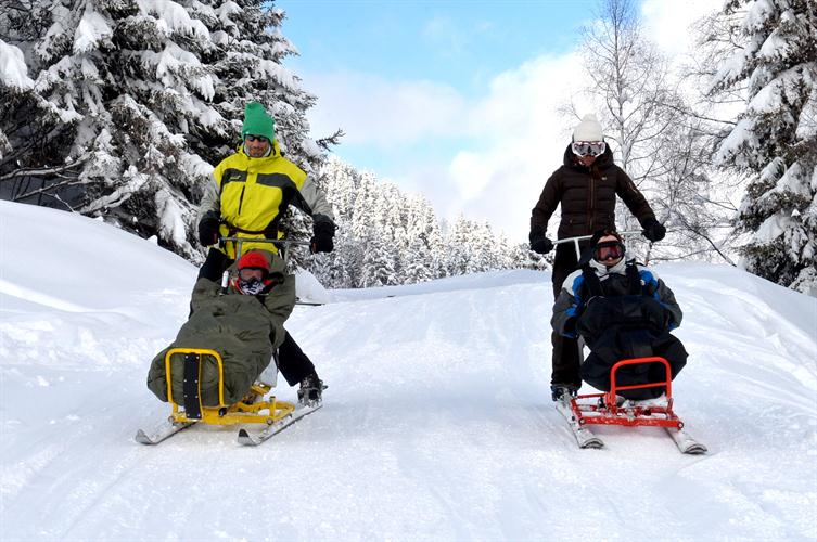 Donovan et  Alexis arrivent ex écho en bas des piste !