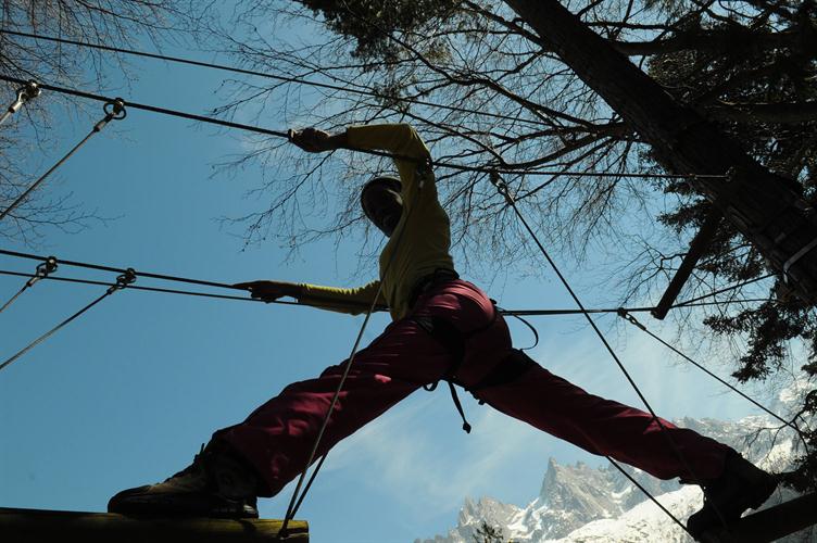 Grand écart au dessus des aiguilles de Chamonix, c