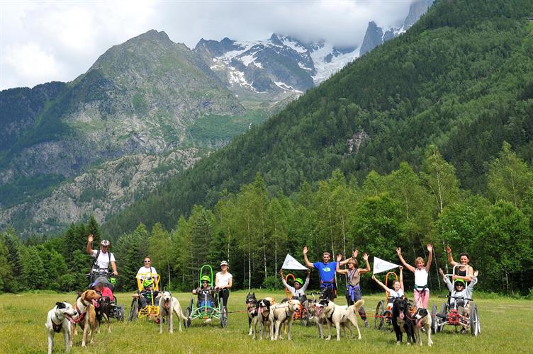 Photo du groupe de laprès-midi, sous les sommets !
