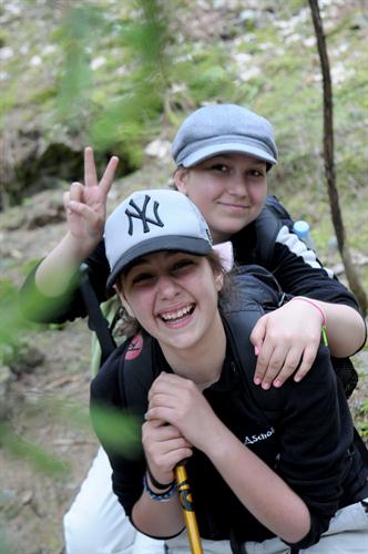 LoÏs et Jade surprises en pleine crise de fou rire.