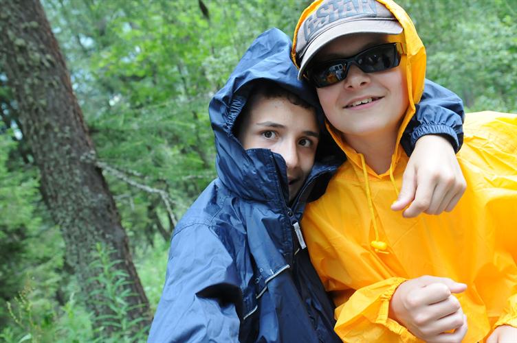 Pour le fun et pour se protéger des projections de la cascades, 2 hurluberlus revetent les capes de pluie ! Adam et Yohan.