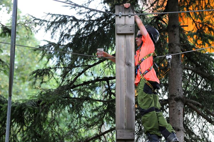 Le verre plein défiant la planche de bois ! Théo.