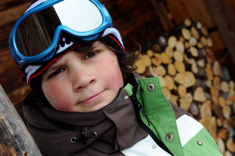 Vadim peut se reposer devant le chalet.
