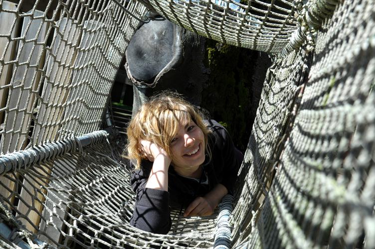 La charmante Rébecca, grande soeur de tous ces champions, en mode hamac !
