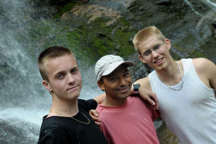 Pour clore la journée, le salut de 3 grands copains alpins, Théo, Bikram et Steeve.