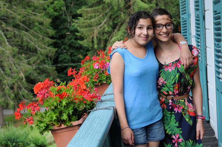 Deux élégantes des montagnes en leur balcon fleuri, Anaëlle et Gabrielle !