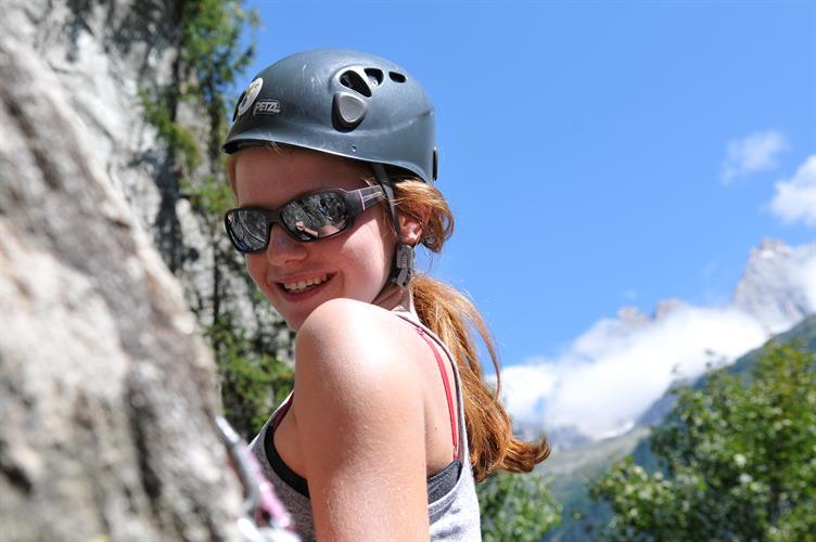 Jolie jeune fille posée en ces rocheuses façades ! (Céline)