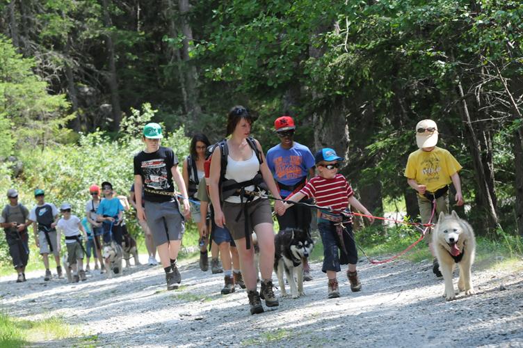 Fin de journée ! Les différentes équipes rejoignent dans la bonne humeur l