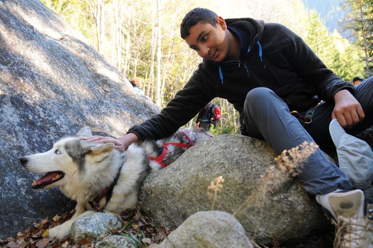 Belle complicité entre Yassine et son brave compagnon.