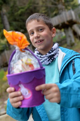Luca n’est pas peu fière de nous montrer sont trophée du jour !
