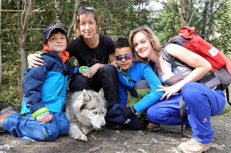 Les grands et les petits, tous fans des huskies!