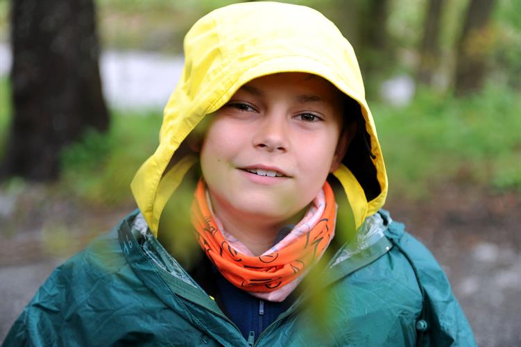 Capuche jaune, écharpe orange et veste verte, Matéo nous en fait voir de toutes les couleurs!
