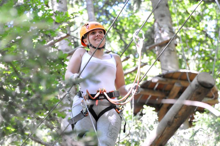 Joli sourire de Marine filant dans les arbres !