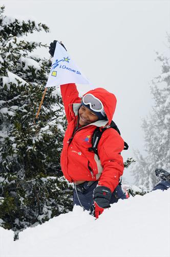Kévin peut planter le drapeau dans la neige, c