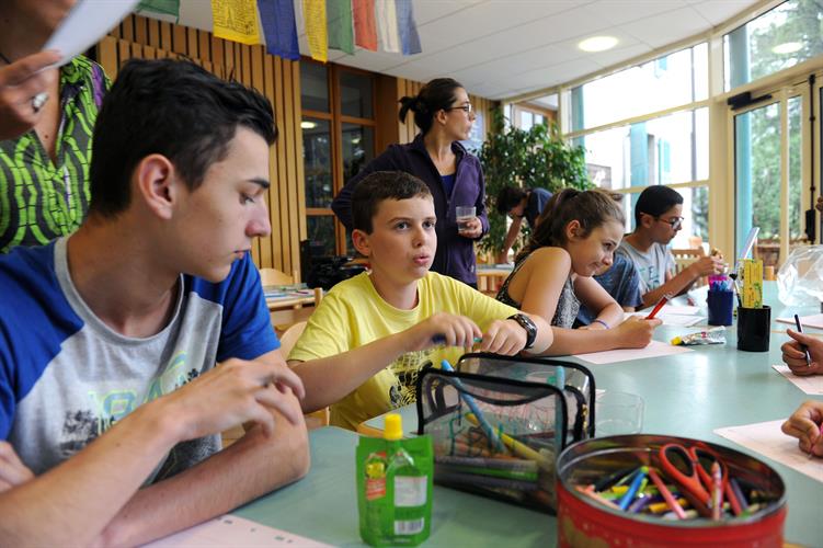 A vos stylos maintenant les enfants... on va envoyer de jolis mots pour tous ceux qui nous aident!