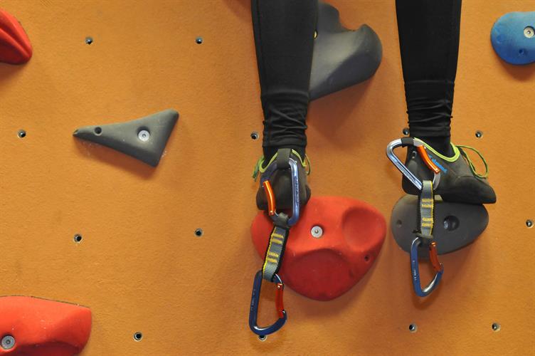 Exercices de finesse désormais ! Les mousquetons ne doivent jamais toucher le mur...