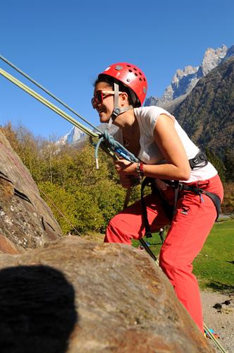 Aline teste la solidité des cordes!