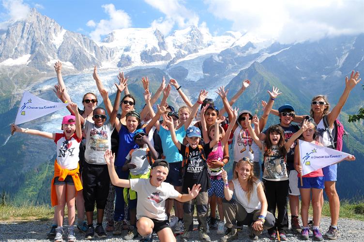 Fin de journée ! Petite photo de groupe devant la chaine du Mont-blanc !